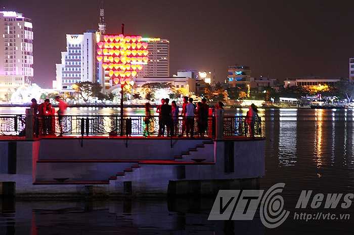 Nơi đây, những bạn trẻ, các đôi tình nhân có thể lưu giữ tình yêu của mình bằng những chiếc ổ khóa hình trái tim đôi đầy ngụ ý. Như lời hứa cho tình yêu vĩnh cửu của các đôi tình nhân. 