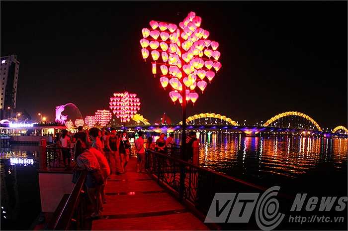 Với ý nghĩa đó 'cầu tàu tình yêu' đã nhanh chóng thu hút sự quan tâm của các bạn trẻ cũng như khách du lịch đến Đà Nẵng. 