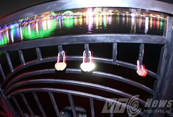 Những chiếc ổ khóa được các đôi tình nhân đặt tại lan can cầu