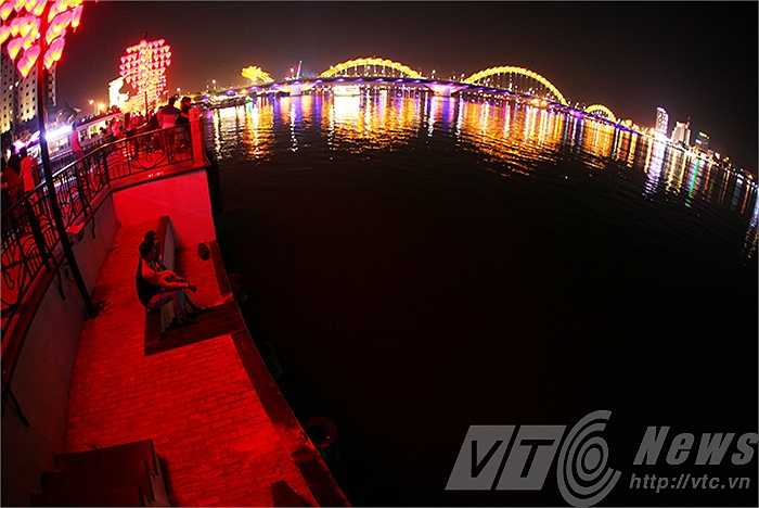Từ cầu tàu có thể ngắm TP Đà Nẵng về đêm