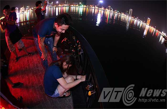 Một đôi bạn trẻ thể hiện tình yêu của mình