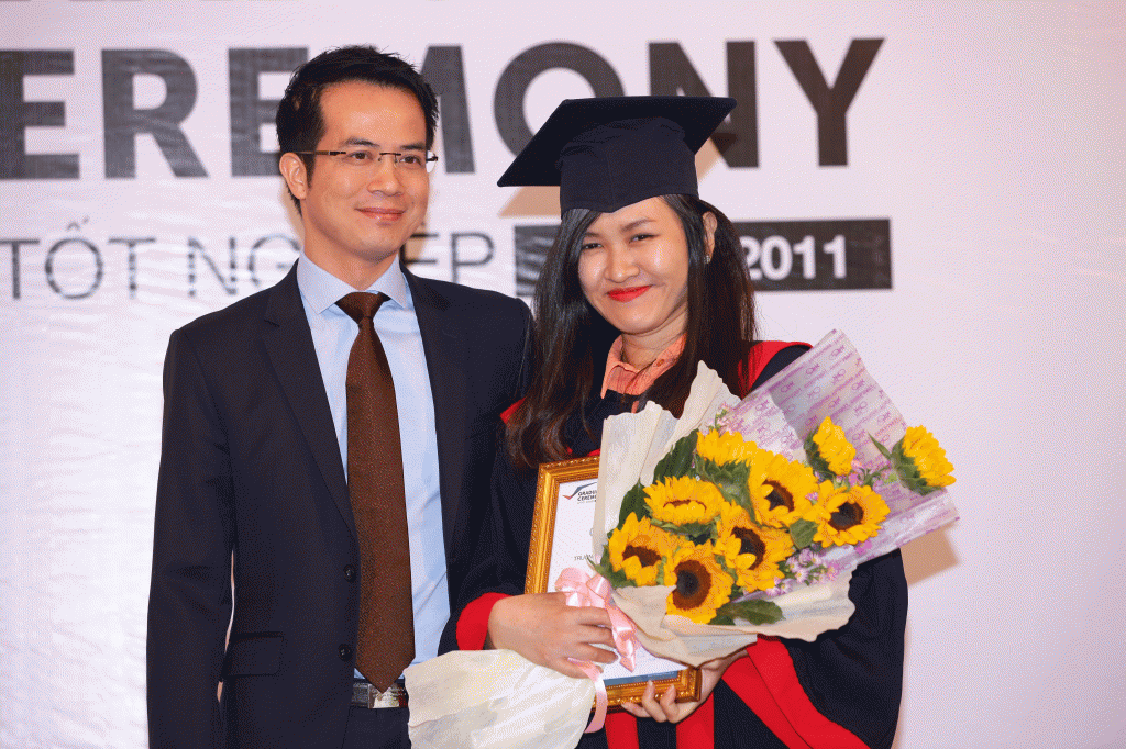 Tiến sĩ Trần Vinh Dự – Chủ tịch trường Cao đẳng nghề Việt Mỹ trao bằng khen và phần thưởng cho thủ khoa toàn khóa.