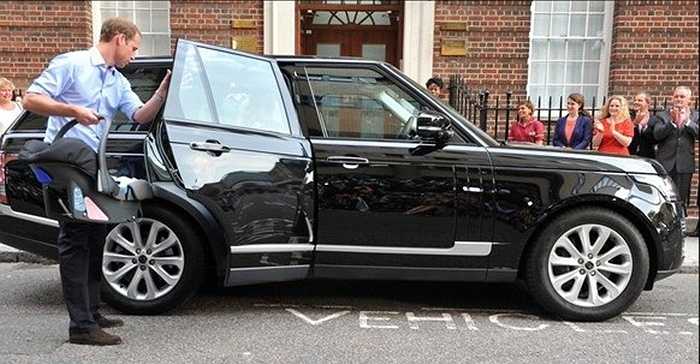 Đây rõ ràng là một dịp quảng cáo tuyệt vời cho thương hiệu xe sang Range Rover. Chiếc Range Rover đưa đón gia đình Hoàng tử William ngày hạ sinh tiểu Công chúa được cho là có giá 150.000 USD (khoảng 3,3 tỷ đồng). 