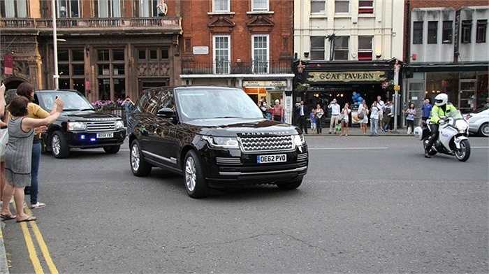 Bởi vợ chồng hoàng tử có thể chọn những mẫu xe khác của Rolls-Royce hay Bentley nhưng cuối cùng, công chúa được ngồi trên Range Rover. 