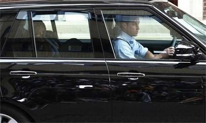 Khoảnh khắc này nhanh chóng thu hút sự chú ý của người dân Anh. Với vị trí là người thứ tư trong danh sách kế vị, tiểu Công chúa đã mang tới cho Range Rover một hình ảnh hoàng gia và những giây phút quảng bá ngắn ngủi nhưng vô cùng giá trị. 