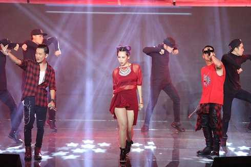 Min ST.319 kết hợp cùng Justa Tee, MrA trong liên khúc 'Yêu, Call your name - Tell me why'.