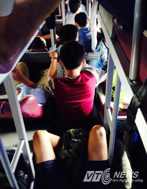 Hãi hùng cảnh 'hành xác' trên xe khách trong nắng nóng 40 độ C