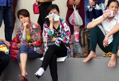 Hãi hùng cảnh 'hành xác' trên xe khách trong nắng nóng 40 độ C