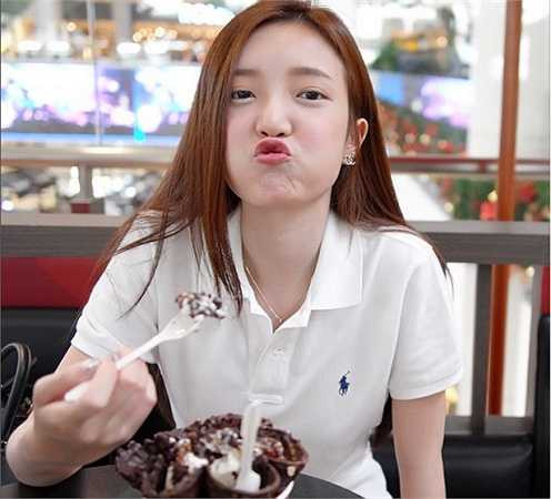 Ở ngoài đời, Pampam là cô gái giản dị, trong sáng, có lối sống lành mạnh không điều tiếng.