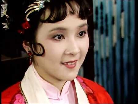 Nhan sắc của bà vẫn nổi bật và tỏ ra không thua kém các mỹ nhân khác của đoàn.