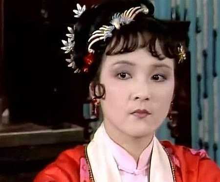 Theo QQ, Vương Dương tham gia đoàn phim Hồng Lâu Mộng khi bà đã bước qua tuổi 35. 28 năm trôi qua, 'nàng Tiết Bảo Cầm nay đã 63 tuổi, thế nhưng nhan sắc của bà vẫn khiến nhiều người không khỏi thán phục. Bức ảnh chụp cận cảnh cho thấy làn da trắng mịn của Vương Dương, ánh mắt sáng tinh anh như xóa nhòa tuổi tác của người phụ nữ U70.