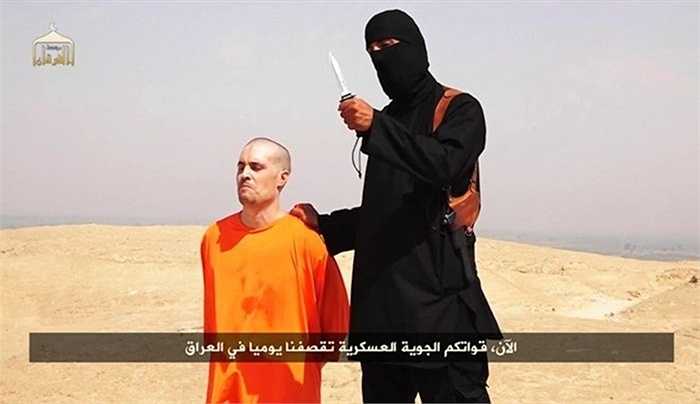 Nhà báo người Mỹ, James Foley là con tin phương Tây đầu tiên bị 'đao phủ' John của Phiến quân IS cắt cổ. Video này đã khiến dư luận thế giới vô cùng xôn xao