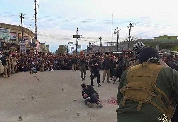 Đá được chất thành hàng dài trên đường phố Iraq để chuẩn bị cho cuộc hành hình man rợ của phiến quân IS với đôi nam nữ bị kết tội quan hệ bất chính khi họ đã 'vượt rào' trước hôn nhân