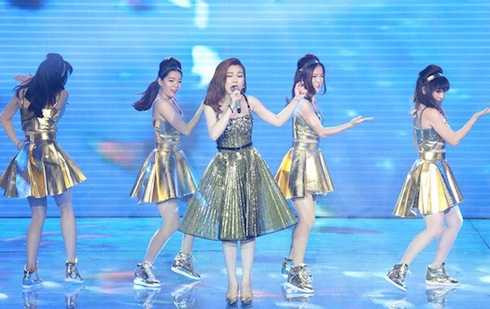  Quán quân The Voice khoe hình thể sexy khi hoá thân thành quý cô trong liên khúc cùng Đông Nhi, Issac. 