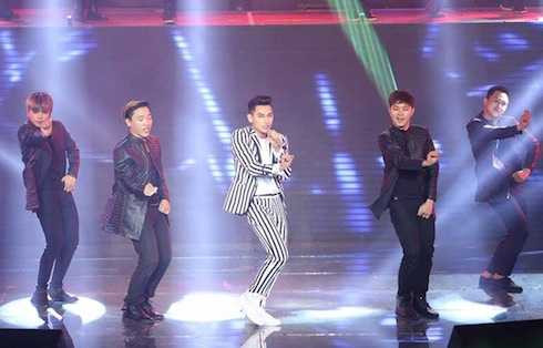 Issac 'đốt cháy' sân khấu với bản mash-up 'Nơi anh không thuộc về' và 'Hai cô tiên',