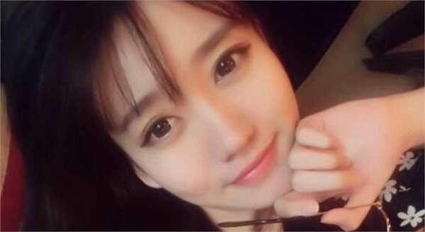 Cô nàng sở hữu một đôi mắt to tròn, và gương mặt xinh đẹp.