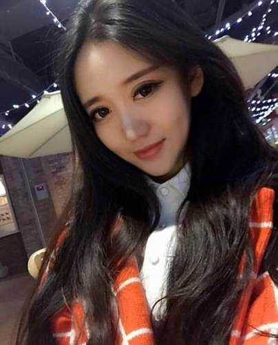 Khuôn mặt xinh đẹp với những đường nét thanh tú cùng với dáng vóc mảnh mai, làn da trắng hồng khiến cô bạn càng quyến rũ, ngọt ngào.