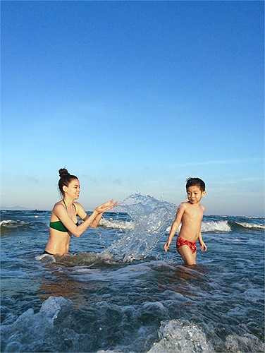 Một người bạn của Hồ Ngọc Hà chia sẻ những hình ảnh nữ hoàng giải trí diện bikini nô đùa cùng Subeo bên bãi biển.