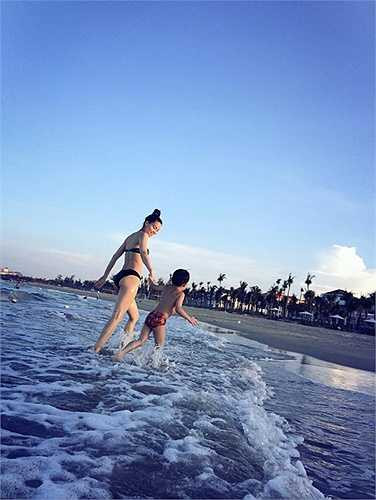 Đây là những hình ảnh được chụp cách đây một năm trước, trong chuyến du lịch của mẹ con Hà Hồ.