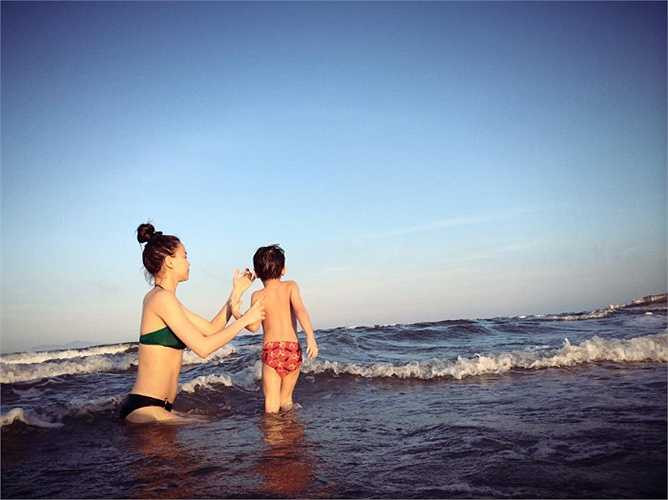 Người đẹp dành nhiều thời gian cho cậu con trai bé bỏng.