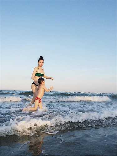 Những khoảnh khắc hạnh phúc của hai mẹ con.