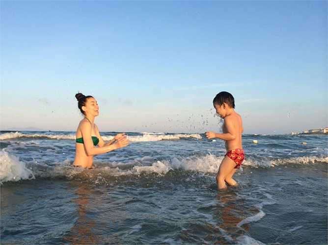 Ngắm trọn bộ Hồ Ngọc Hà diện bikini bên bãi biển nô đùa cùng Subeo.