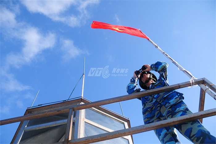 Chiến sỹ Hải quân làm nhiệm vụ quan sát trên nhà đèn đảo Sinh Tồn