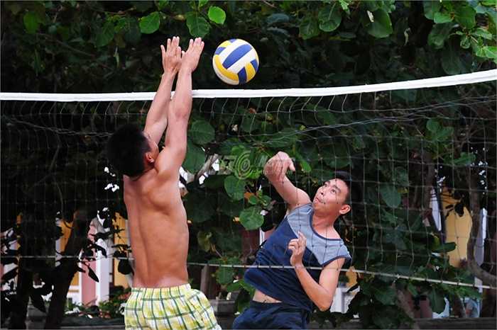 Những trận bóng chuyền giao hữu giữa các tổ, nhóm trên đảo Trường Sa lớn luôn rất hấp dẫn