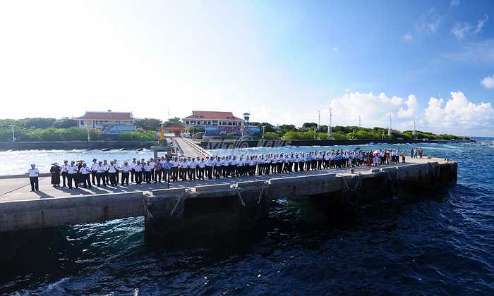 Cán bộ, chiến sỹ và nhân dân đảo Trường Sa lớn tiễn tàu HQ-996 rời cảng sau chuyến thăm (Tùng Đinh/Thực hiện)