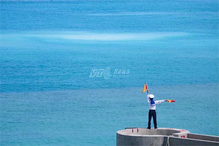 Chiến sỹ trên đảo Đá Tây làm hoa tiêu đưa xuồng qua bãi ngầm