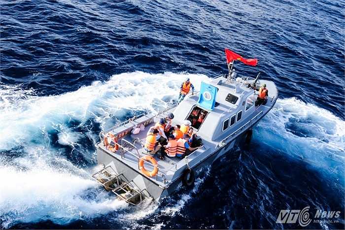 Các chiến sỹ đảo Song Tử dùng xuồng đưa khách từ tàu HQ-996 lên thăm đảo