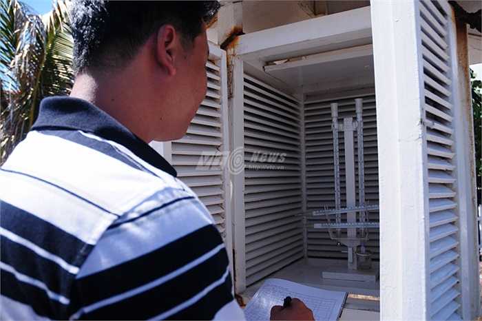 Cán bộ đài khí tượng trên đảo Trường Sa lớn làm công tác lấy số liệu theo từng khung giờ trong ngày