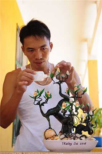 Chiến sỹ lực lượng Không quân trên đảo Trường Sa lớn làm cây hoa từ ốc biển sau giờ làm nhiệm vụ
