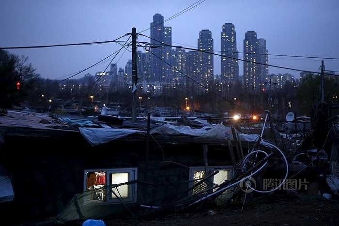 'Gangnam Style' là bài hát từng gây sốt cộng đồng mạng nhiều năm trước khắc họa cuộc sống xa xỉ ở khu giàu có Gangnam. Nhưng gần khu vực này có khu ổ chuột đã tồn tại nhiều năm