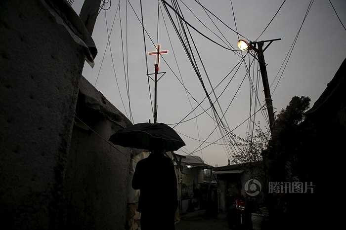 Trong số 2000 người dân sống ở đây, chủ yếu là người già 70 tuổi cô đơn. Họ sống đơn giản, không cần điện, mùa đông đốt than để sưởi ấm