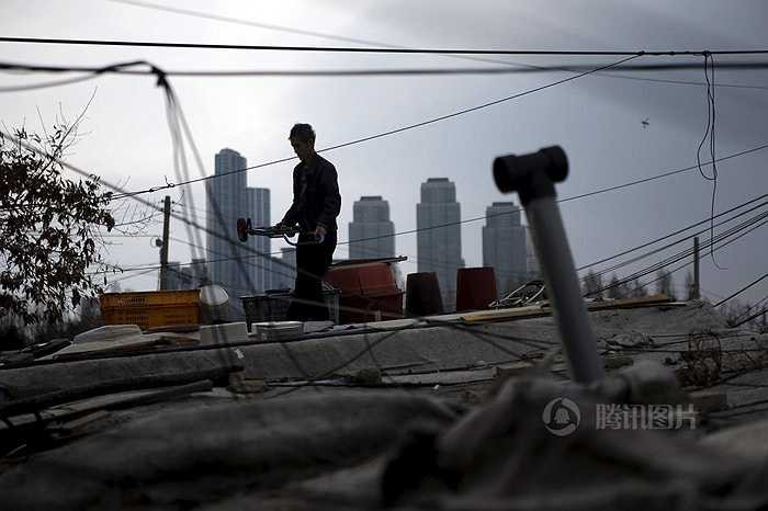 Ở đây có những đường dây điện chằng chịt, vật liệu ngổn ngang. Gần như khu vực này không được hưởng lợi từ sự phát triển mạnh mẽ của kinh tế Hàn Quốc