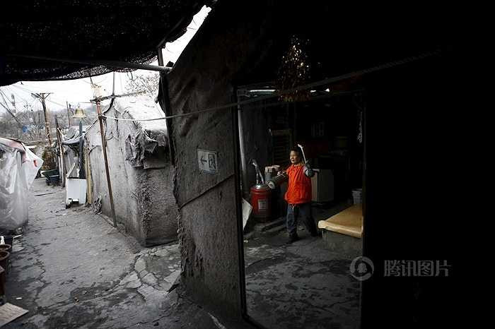 Những người sống ở đây đa số là lao động nghèo hoặc nhặt rác kiếm sống. Các tổ chức thường xuyên giúp đỡ họ