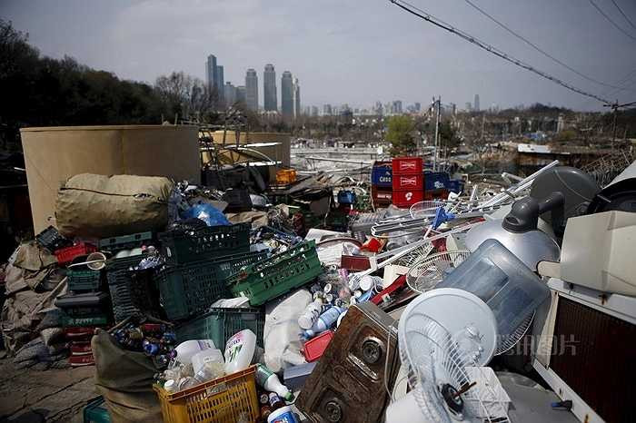 Đối lập với khu vực ổ chuột là những tòa nhà khu Gangnam giàu có xa hoa với các chung cư cao cấp, cuộc sống sung túc