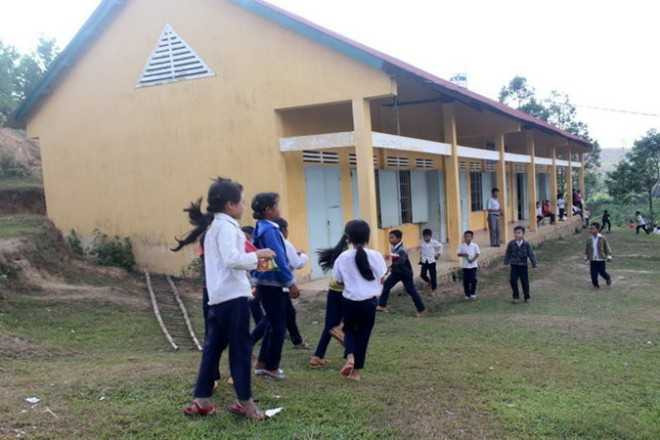 Hàng loạt trường học không có nhà vệ sinh