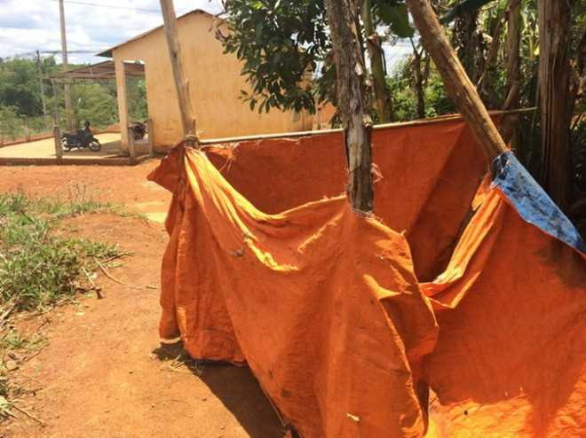 Hàng loạt trường học không có nhà vệ sinh