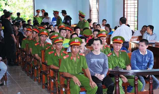 Hàng trăm người vây kín phiên tòa xử 52 giang hồ miền Tây