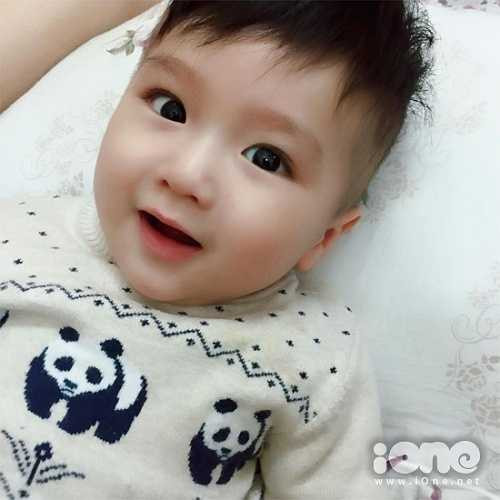 Bé Simba, tên thật là Nguyễn Phúc Nguyên, sinh ngày 26/5/2014. Hot boy nhí mới 11 tháng tuổi từng khiến mọi người 'say như điếu đổ' khi tham gia một cuộc thi ảnh do một bệnh viện lớn tổ chức. 