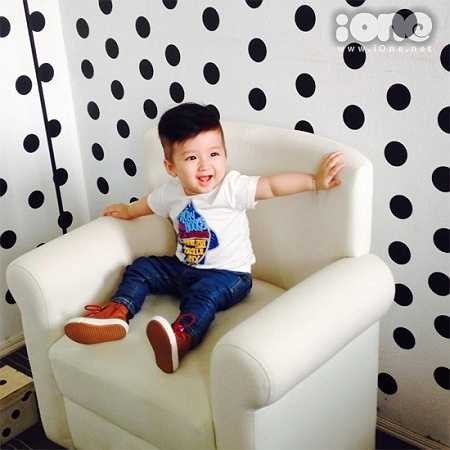 Hình ảnh của cậu bé nhanh chóng được lan truyền trên mạng xã hội với hàng chục nghìn lượt thích, hàng trăm bình luận về vẻ bụ bẫm đáng yêu.