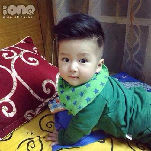 Vẻ điển trai của Simba khiến nhiều người liên tưởng đến thiên thần nhí Hàn Quốc Mason. Nhóc tỳ Mason mang vẻ đẹp lai đáng yêu trong khi Simba thuần Việt 100% cũng dễ thương chẳng kém.