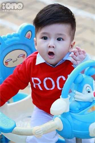 Simba khi sinh ra đã nặng tới 4,7 kg với mái tóc dài đen sì nổi bật. 