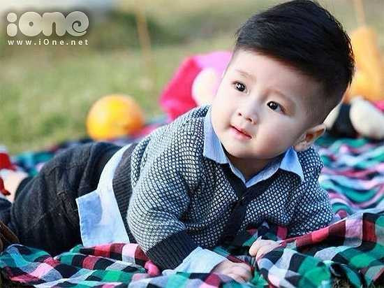 Simba khiến mọi người không thể rời mắt bởi gương mặt xinh trai. Cậu bé sở hữu đôi mắt to tròn, chiếc mũi cao và đôi môi chúm chím. 