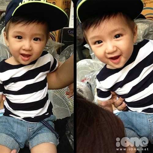 Mới 11 tháng nhưng Simba đã chập chững những bước đi đầu tiên. Cậu bé còn ngọng nghịu nói được vài từ như: 'măm măm, ăn, mẹ, hắt xì'.