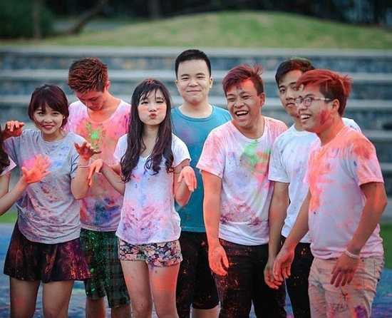 Trò chơi ném màu đang là một ý tưởng được rất nhiều lớp áp dụng trong bộ ảnh kỷ yếu.