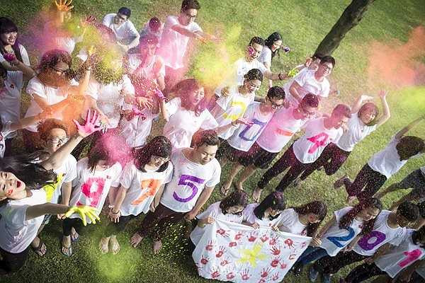 Trong buổi chụp ảnh kỷ yếu, các em học sinh dùng phẩm màu ném lên người nhau, kết thúc, ai có nhiều phẩm màu nhất sẽ là người chiến thắng.