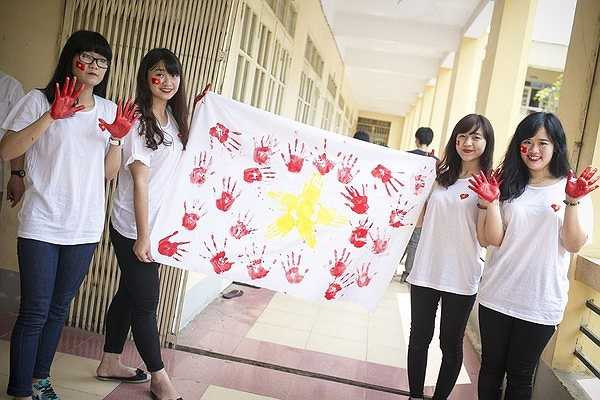 Hình cờ đỏ sao vàng xuất hiện trên gương mặt hân hoan của mỗi học sinh.